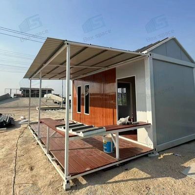 豪華なモジュール式休暇住宅 輸送コンテナで 移動する準備が整いました 台所と浴室の小型住宅