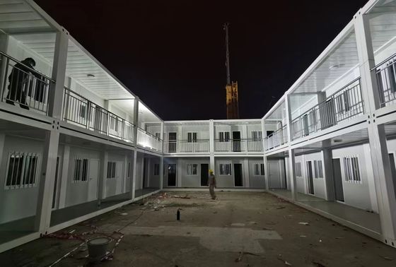 モジュール式プリファブリックホーム プリファブリック小屋 2 ベッドルーム 浴室と家具が住みやすい