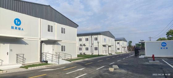 改造された輸送コンテナ ホテル 3階建てのコンテナ アパート 学生や労働者向けエアコンと家具